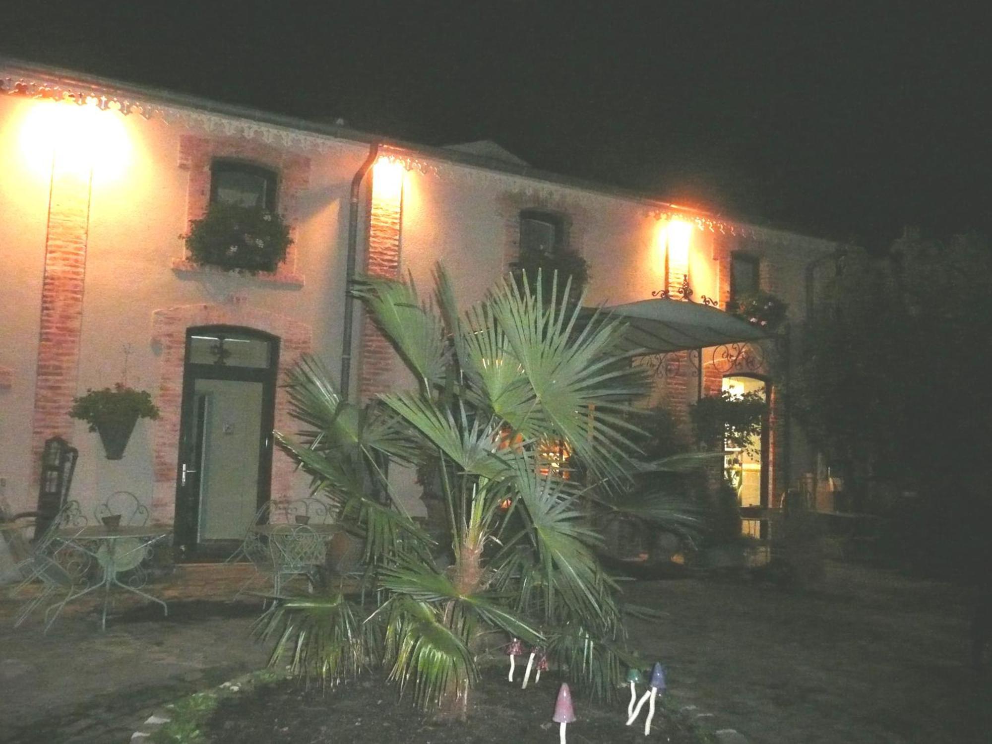 Au Fond De La Cour Bed & Breakfast Veyre-Monton ภายนอก รูปภาพ