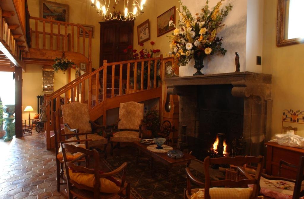 Au Fond De La Cour Bed & Breakfast Veyre-Monton ภายนอก รูปภาพ
