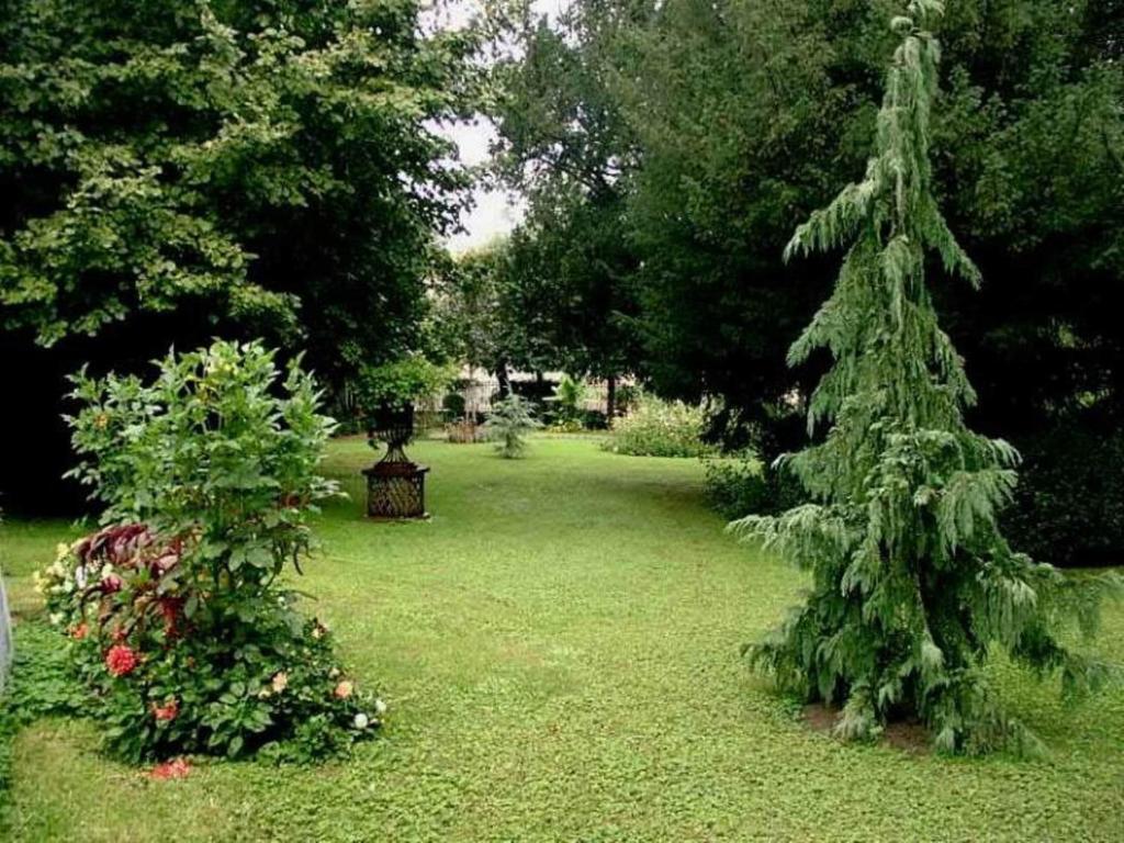 Au Fond De La Cour Bed & Breakfast Veyre-Monton ภายนอก รูปภาพ
